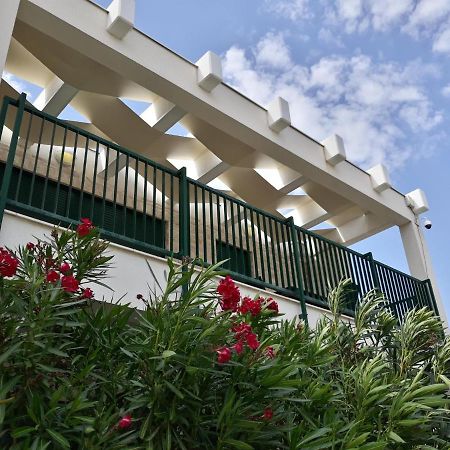 Queen Beach Apartments Нин Екстериор снимка