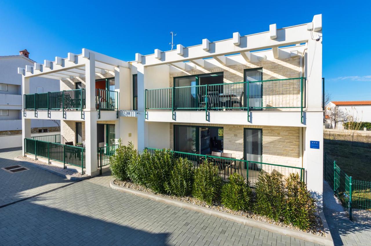 Queen Beach Apartments Нин Екстериор снимка
