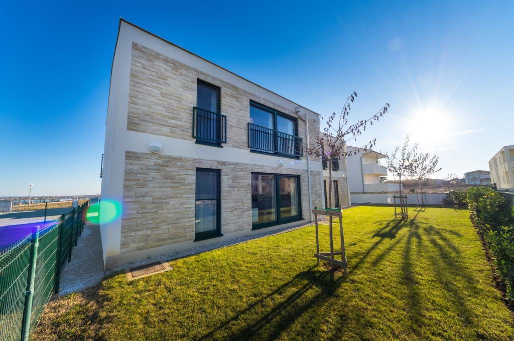 Queen Beach Apartments Нин Екстериор снимка