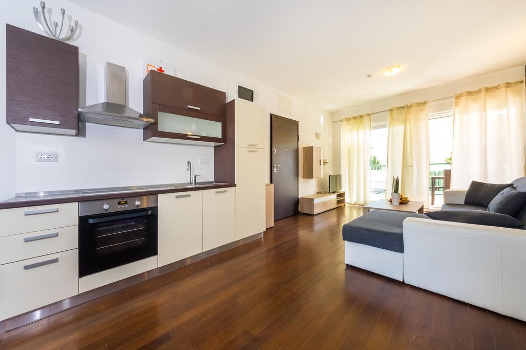 Queen Beach Apartments Нин Екстериор снимка